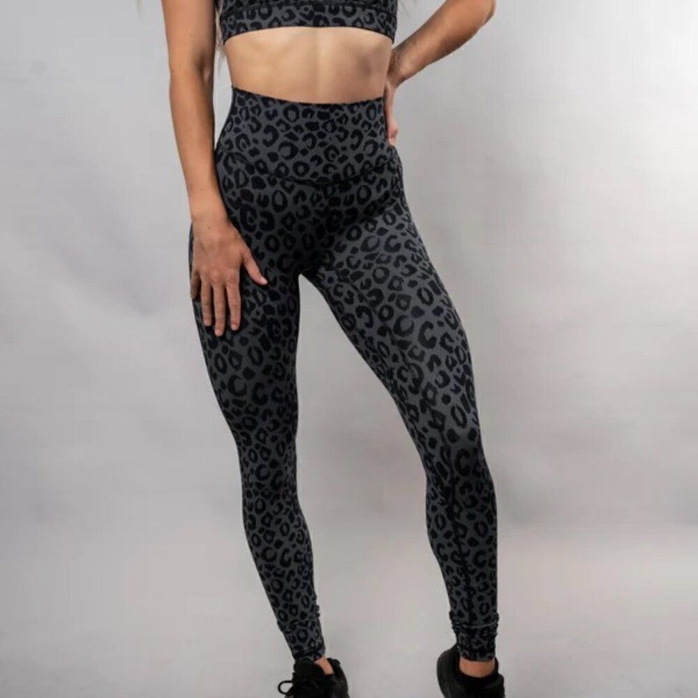 Trilogy Scrunch Leggings - Obsidian Leopard new without tags